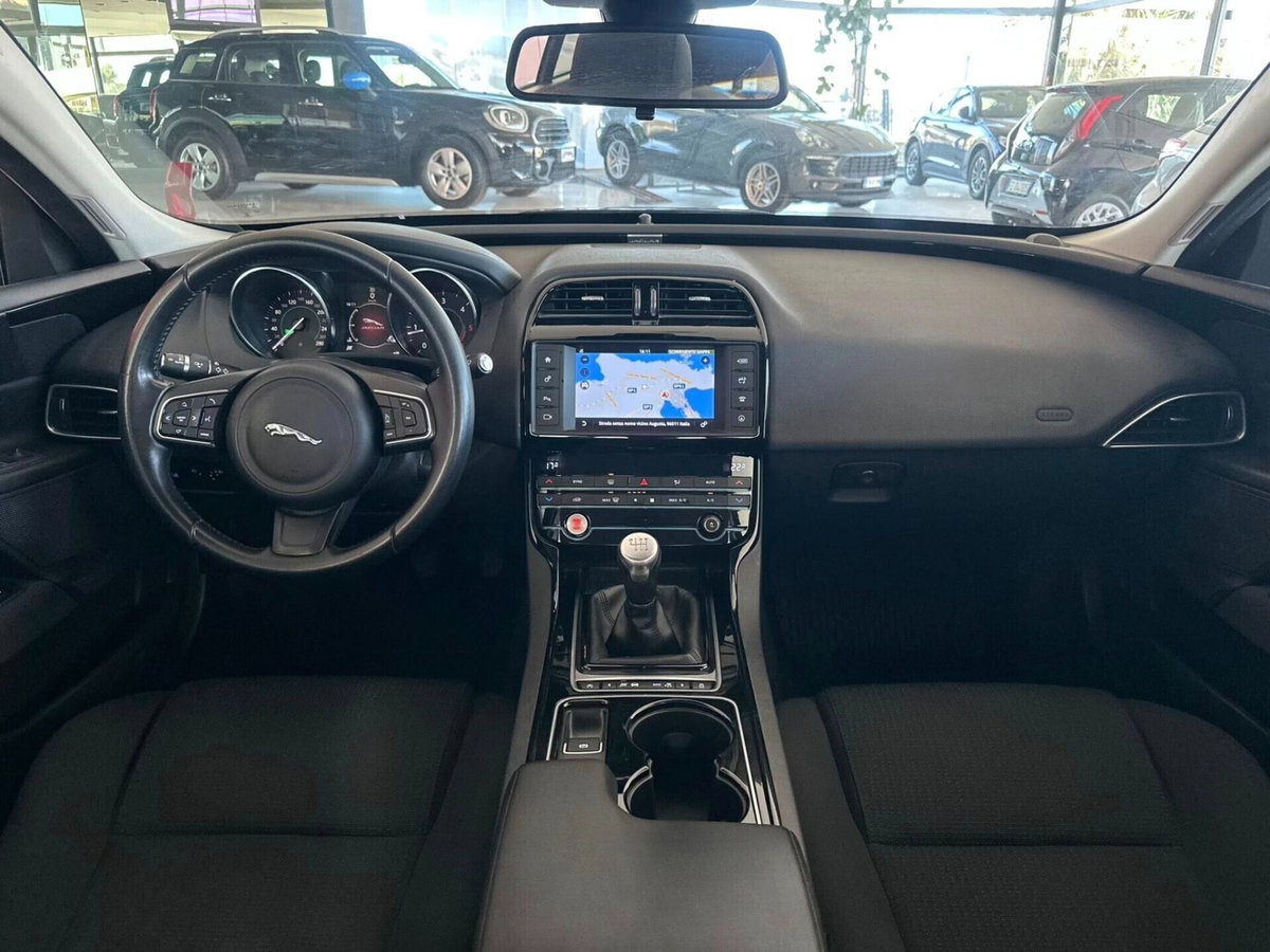 Jaguar XE 2.0 D Turbo 180CV Portfolio (5)