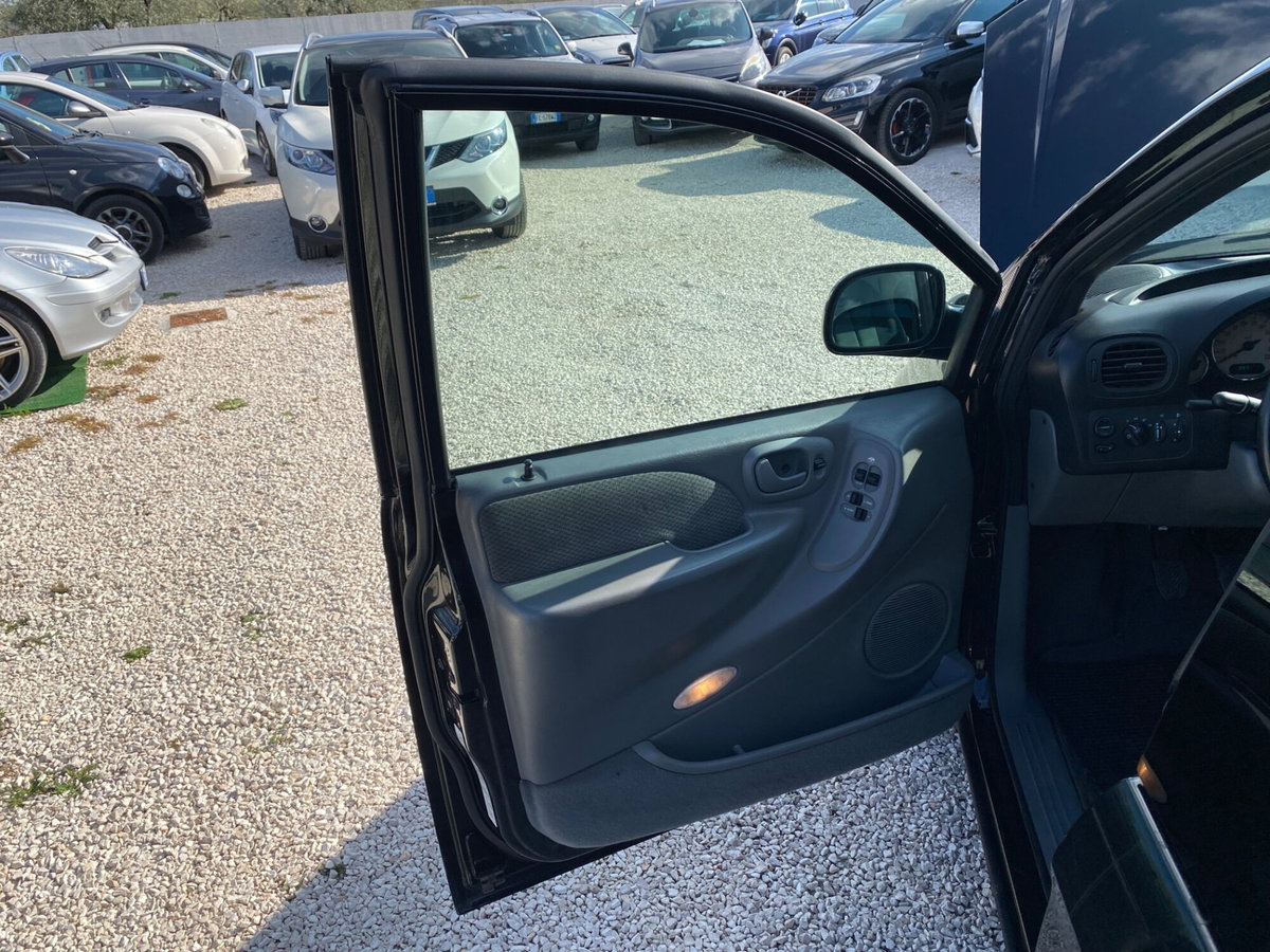 Chrysler Voyager 2.5 CRD cat LX Leather (10)