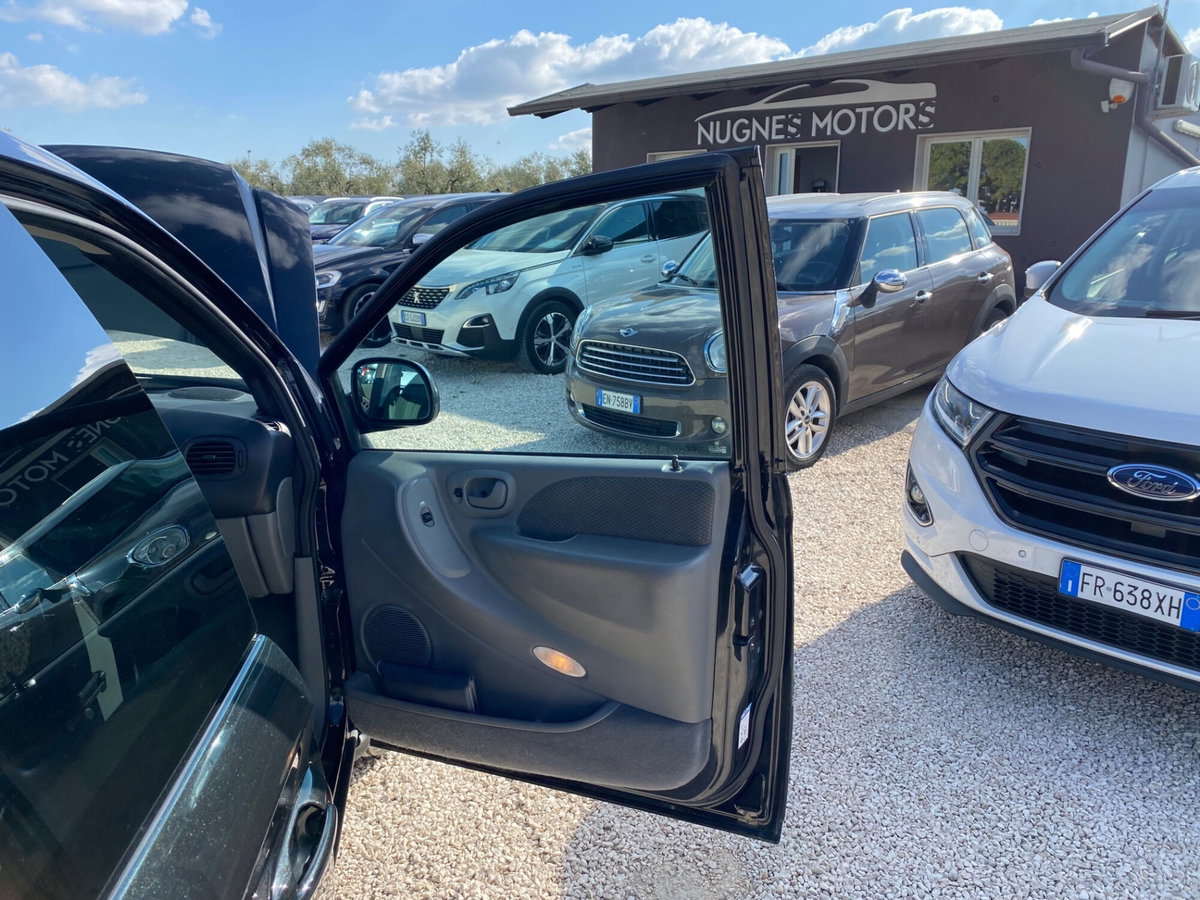 Chrysler Voyager 2.5 CRD cat LX Leather (14)