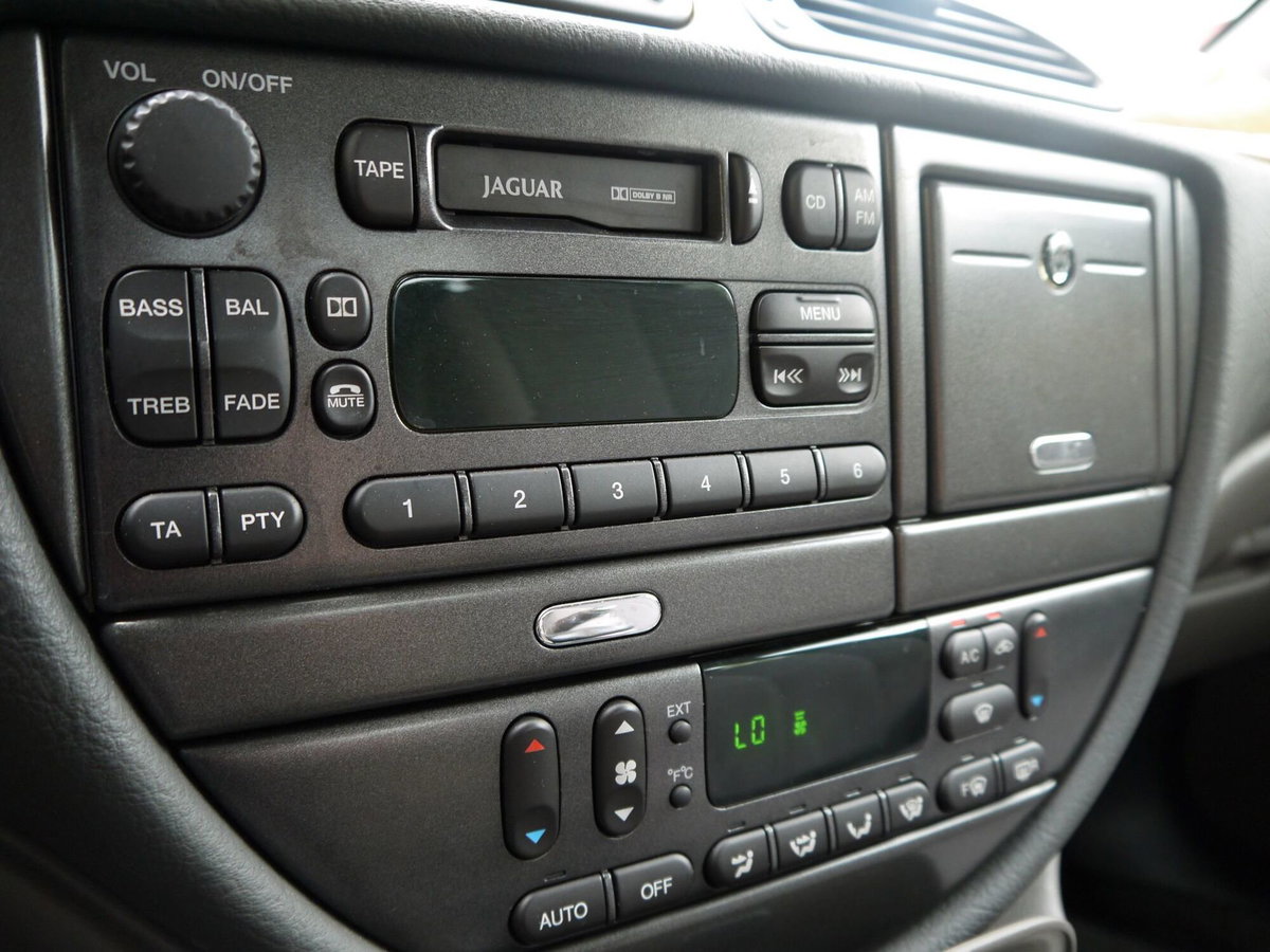 Jaguar S-Type 3.0 V6 Executive (13)