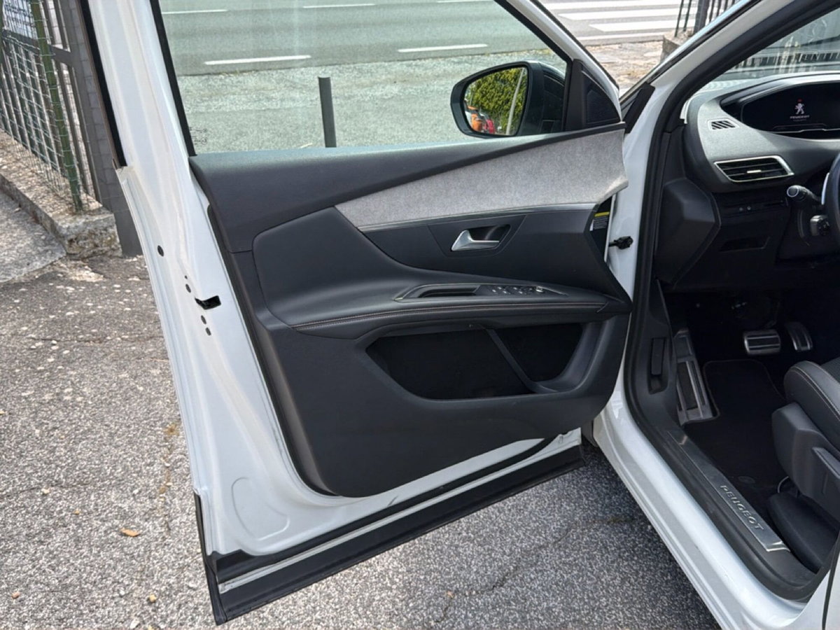 Peugeot 3008 PureTech Turbo 130 S&S EAT8 GT (18)