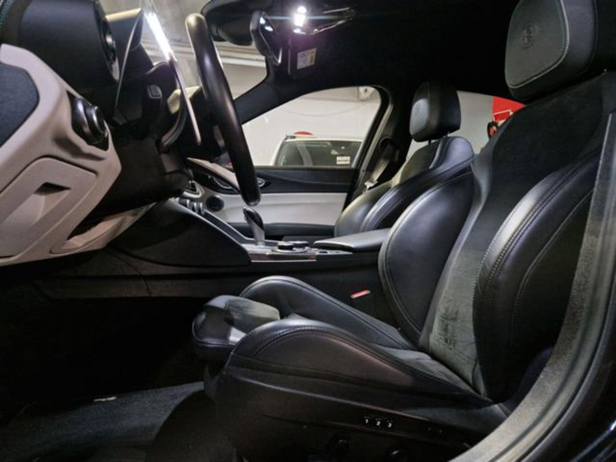 Alfa Romeo Giulia 2.9 T V6 Quadrifoglio (8)