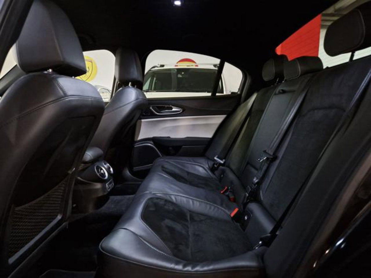 Alfa Romeo Giulia 2.9 T V6 Quadrifoglio (9)