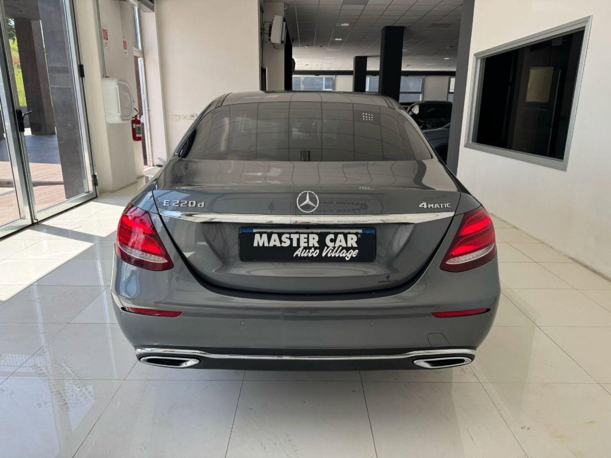 Mercedes-Benz Classe E Coupé 220 d 4Matic Premium (6)