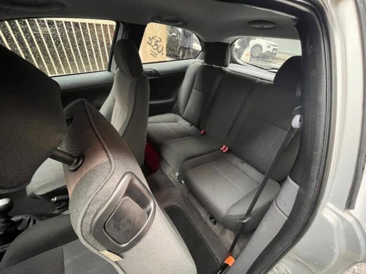 Alfa Romeo 147 1.6 16V TS (105) 3 porte Distinctive (2)