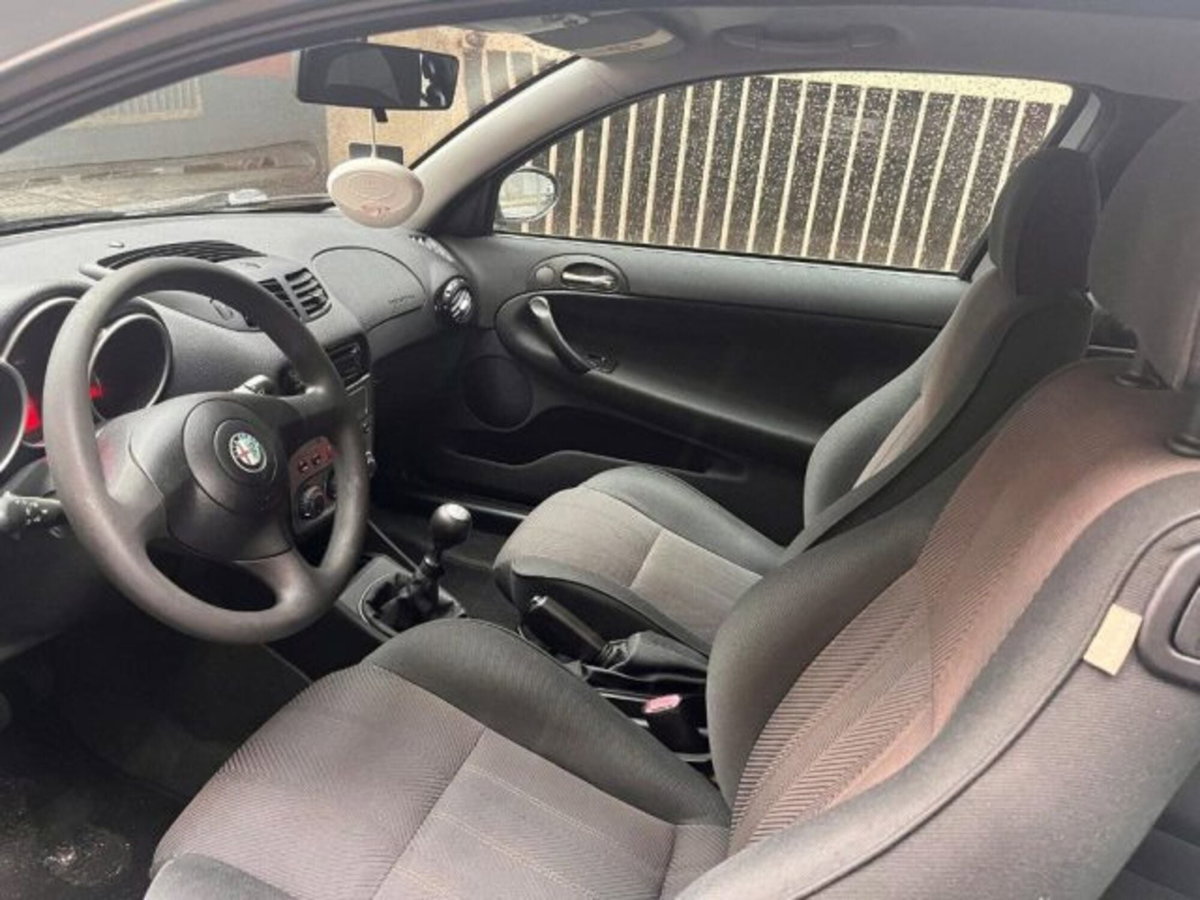 Alfa Romeo 147 1.6 16V TS (105) 3 porte Distinctive (3)