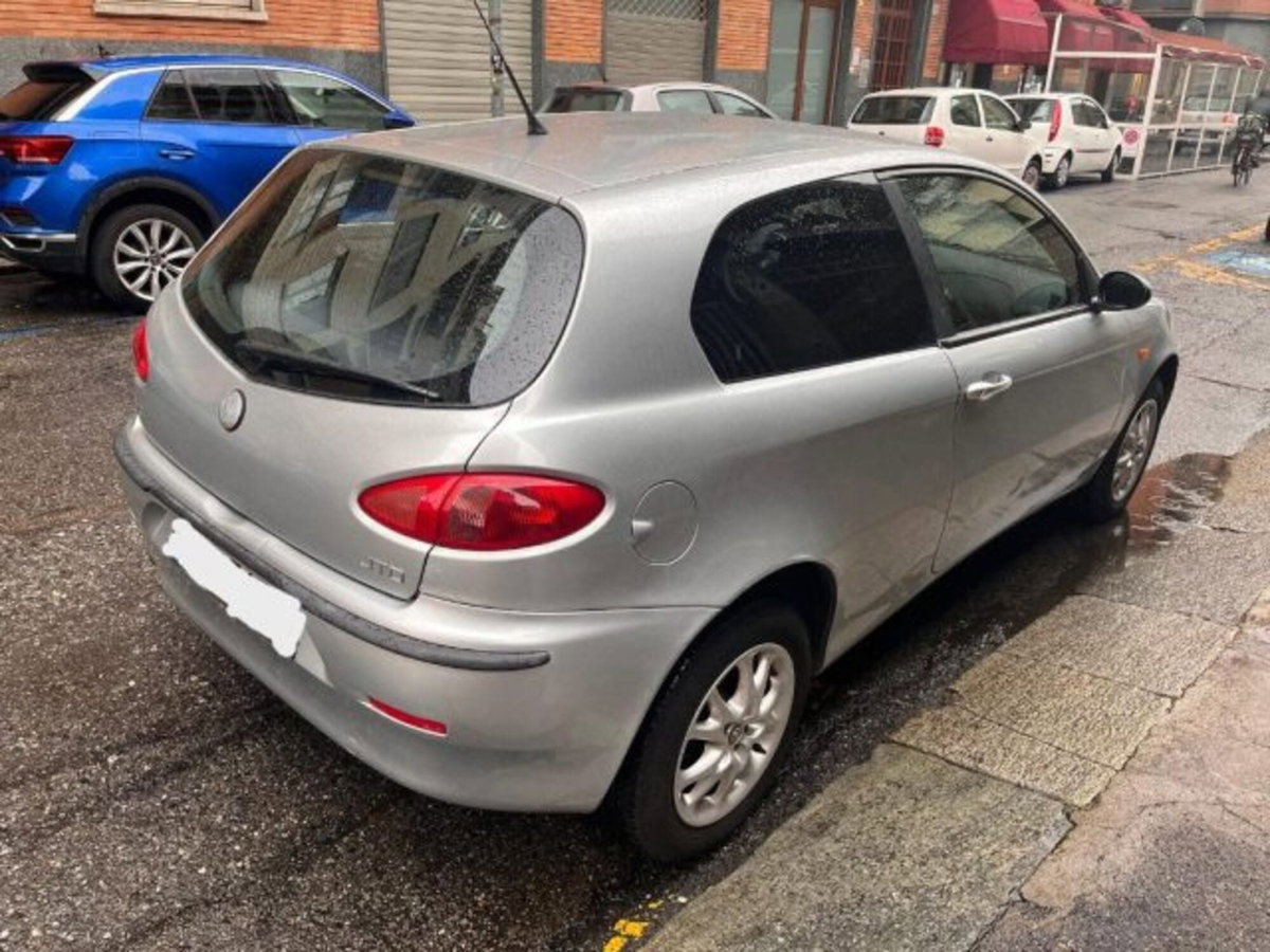 Alfa Romeo 147 1.6 16V TS (105) 3 porte Distinctive (4)