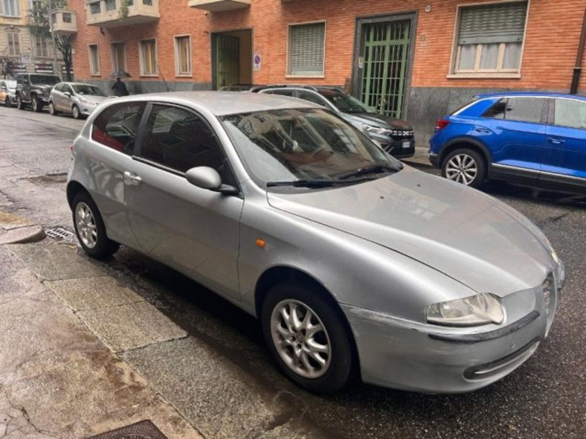 Alfa Romeo 147 1.6 16V TS (105) 3 porte Distinctive (5)