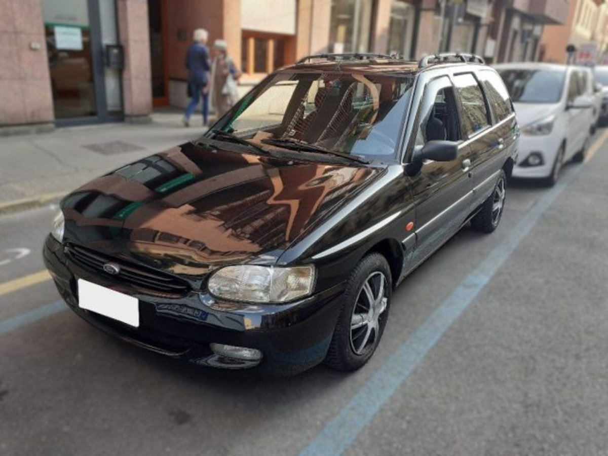 Ford Escort 1.6 5 porte Ghia (2)