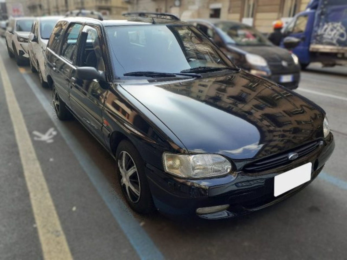 Ford Escort 1.6 5 porte Ghia (3)