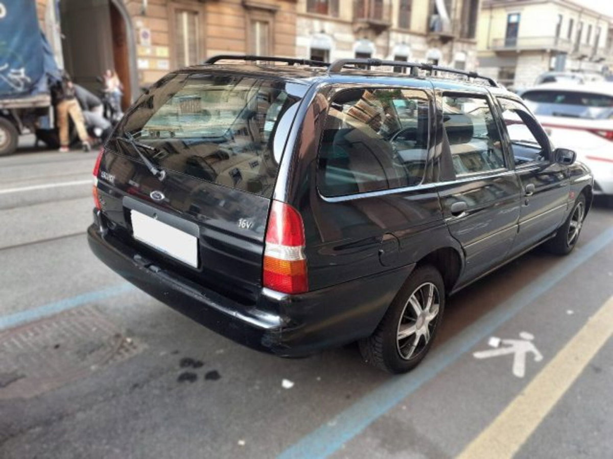 Ford Escort 1.6 5 porte Ghia (4)