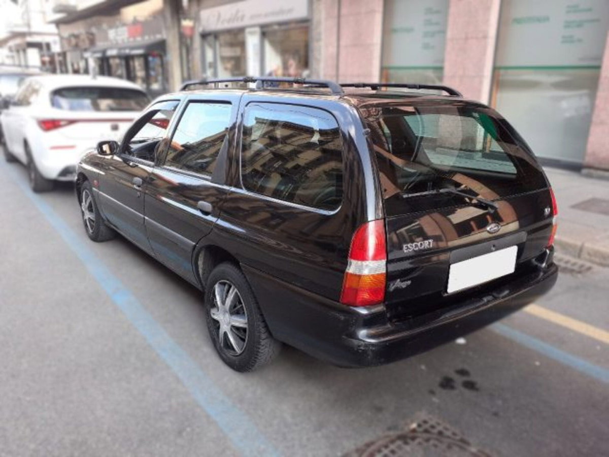Ford Escort 1.6 5 porte Ghia (6)