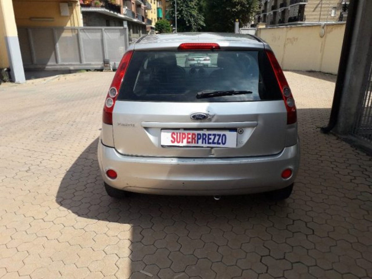 Ford Fiesta 1.2 16V 5p. Ghia (4)