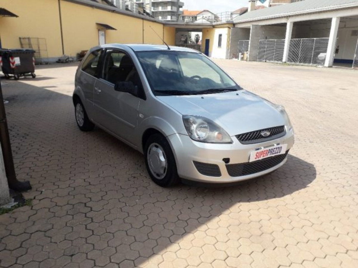 Ford Fiesta 1.2 16V 5p. Ghia (5)