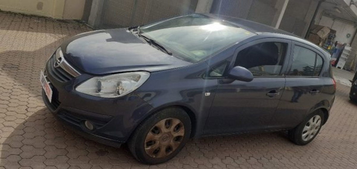 Opel Corsa 1.2 5 porte Cosmo (2)
