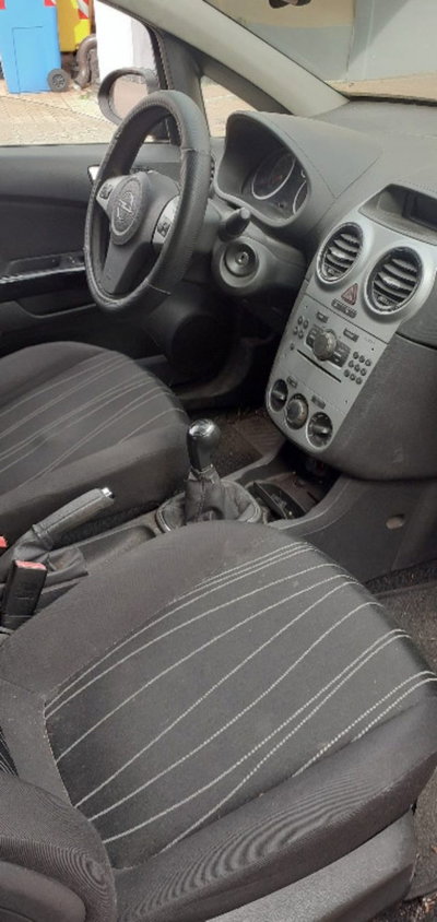 Opel Corsa 1.2 5 porte Cosmo (4)
