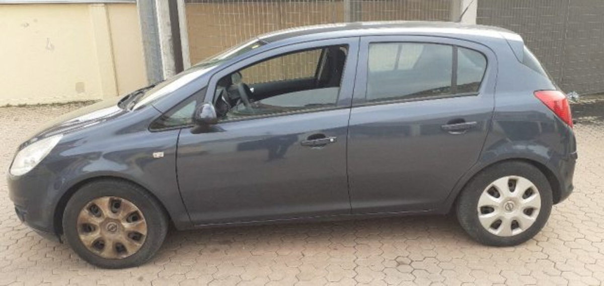 Opel Corsa 1.2 5 porte Cosmo (7)
