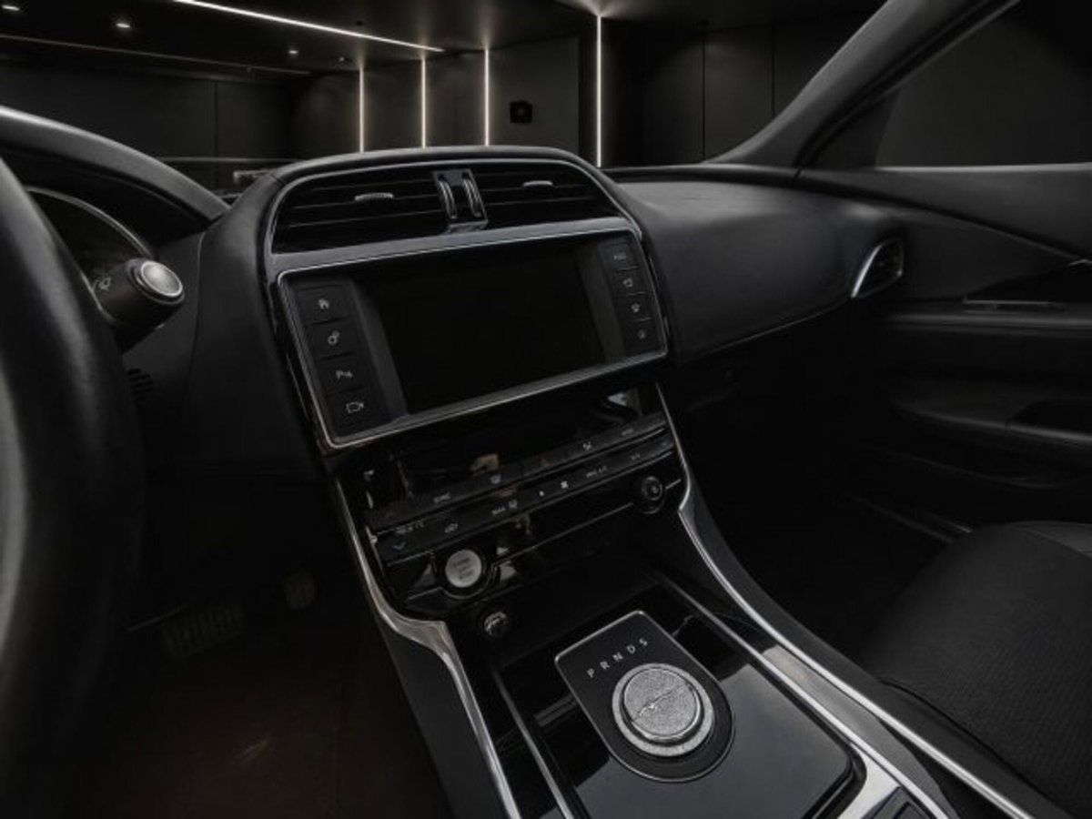 Jaguar XE 2.0 D Turbo 180CV aut. Prestige (6)