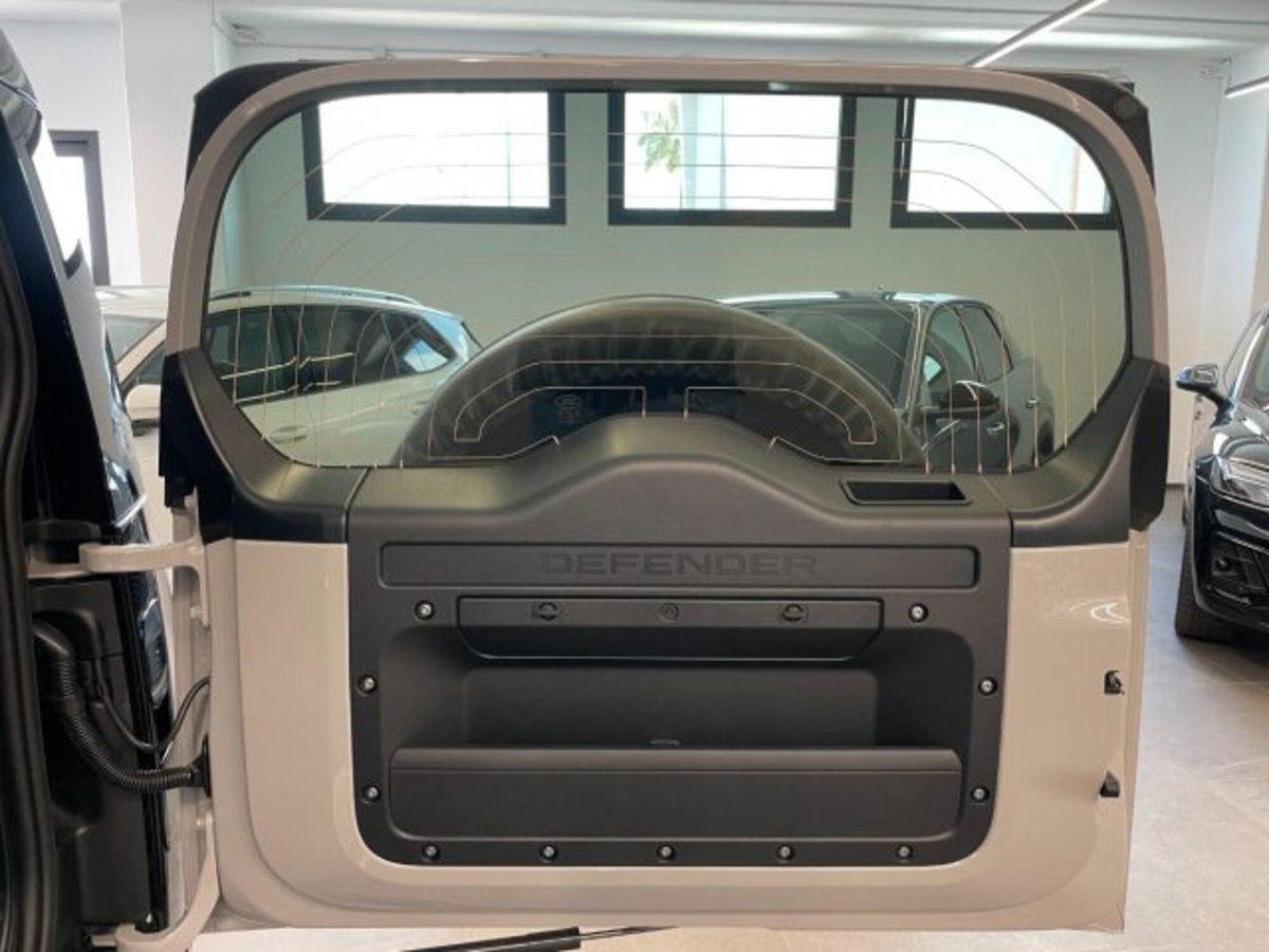 Land Rover Defender 110 3.0d i6 mhev X-Dynamic SE awd 200cv auto (18)