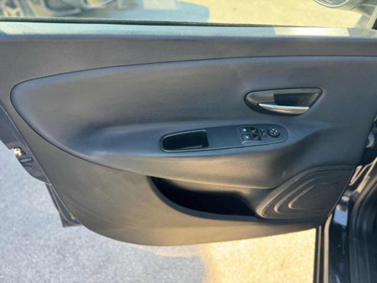 Lancia Ypsilon 1.2 69 CV 5 porte GPL Gold Plus (7)