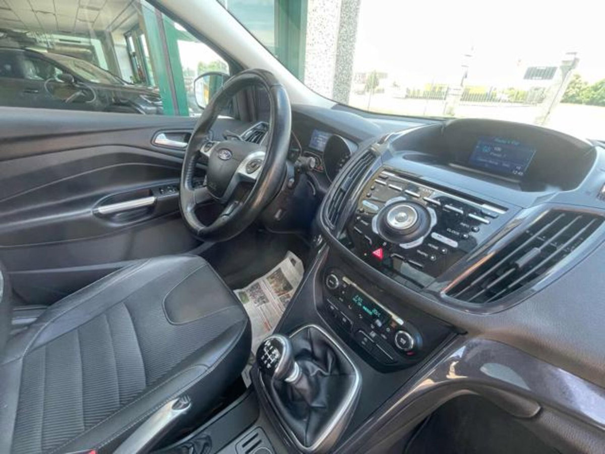 Ford Kuga 2.0 TDCI 150 CV S&S 4WD Titanium X (9)
