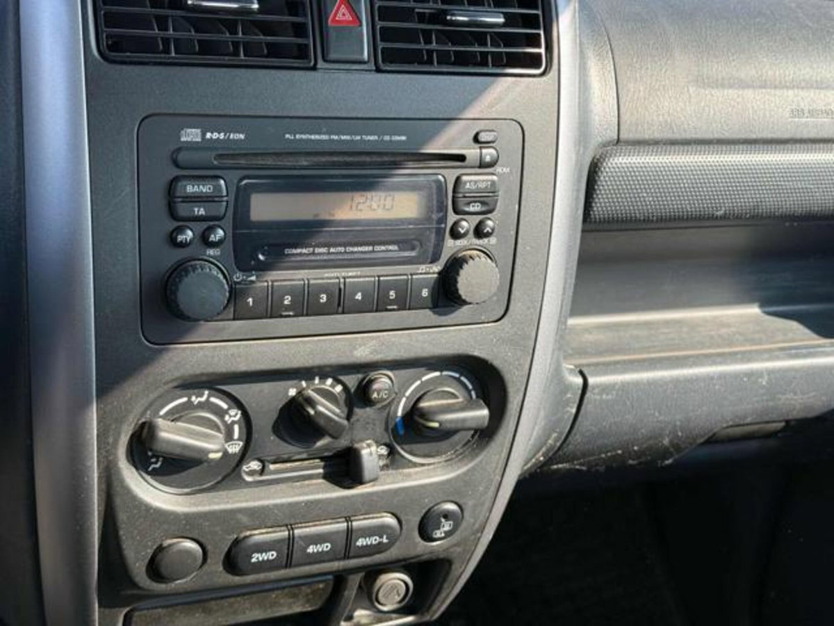 Suzuki Jimny 1.3i 16V cat 4WD JLX (8)