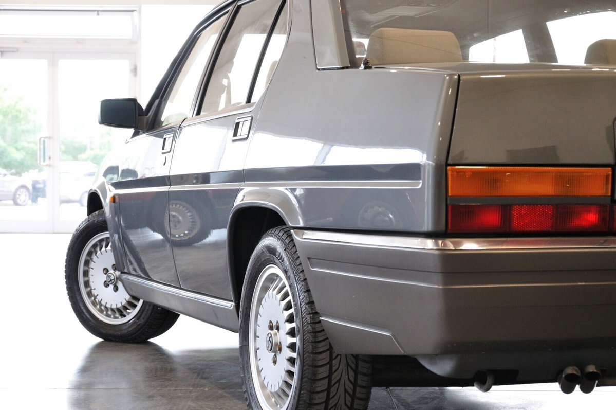 Alfa Romeo Alfa 90 2.5i Quadrifoglio Oro (16)