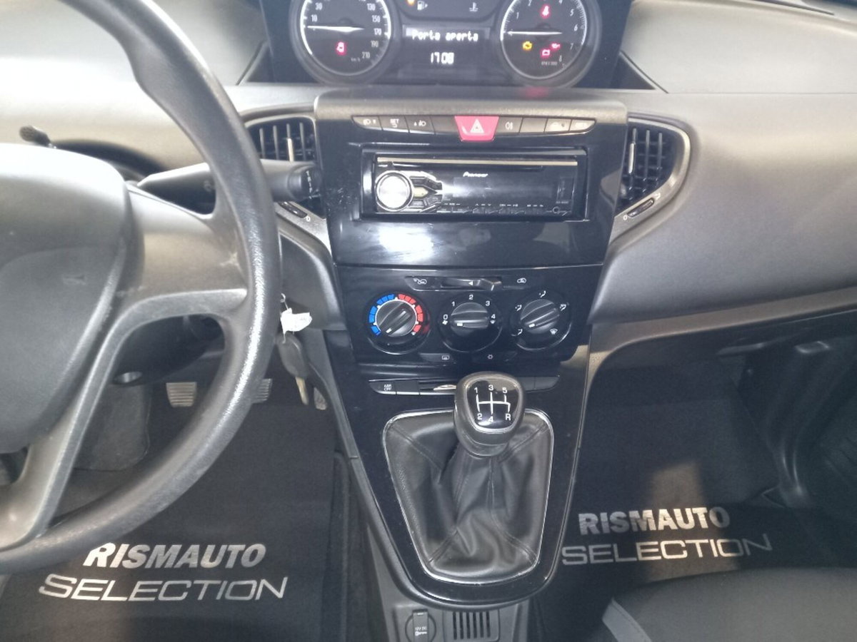 Lancia Ypsilon 1.2 69 CV 5 porte Silver (12)
