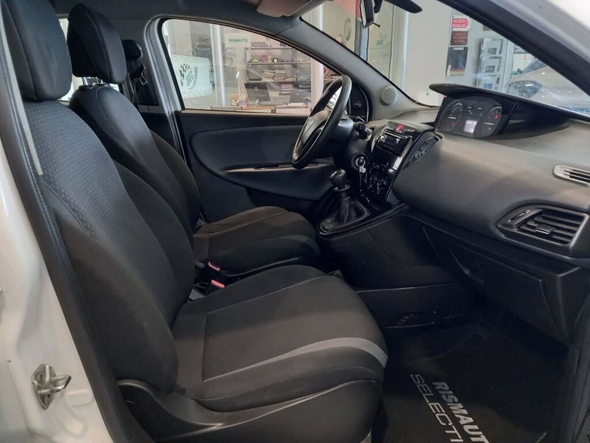 Lancia Ypsilon 1.2 69 CV 5 porte Silver (16)