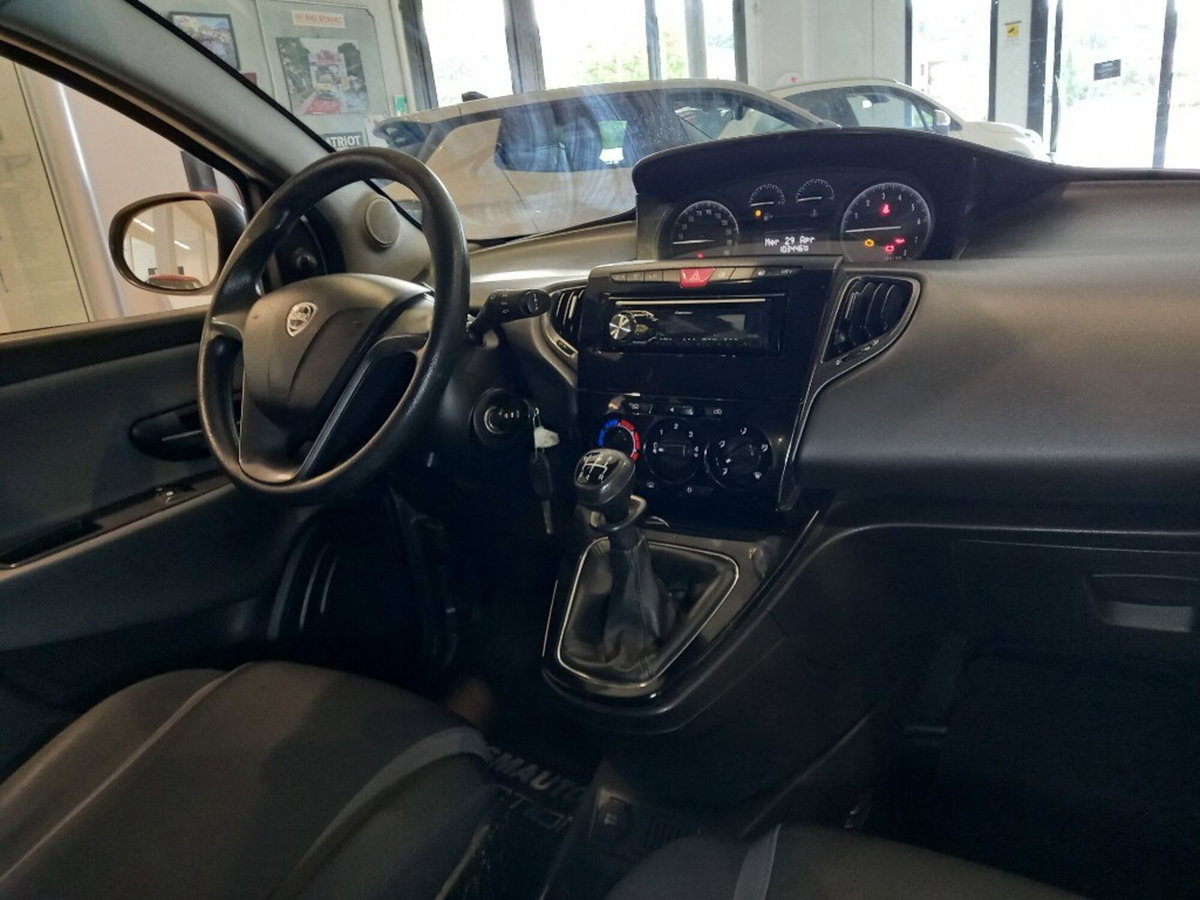 Lancia Ypsilon 1.2 69 CV 5 porte Silver (18)