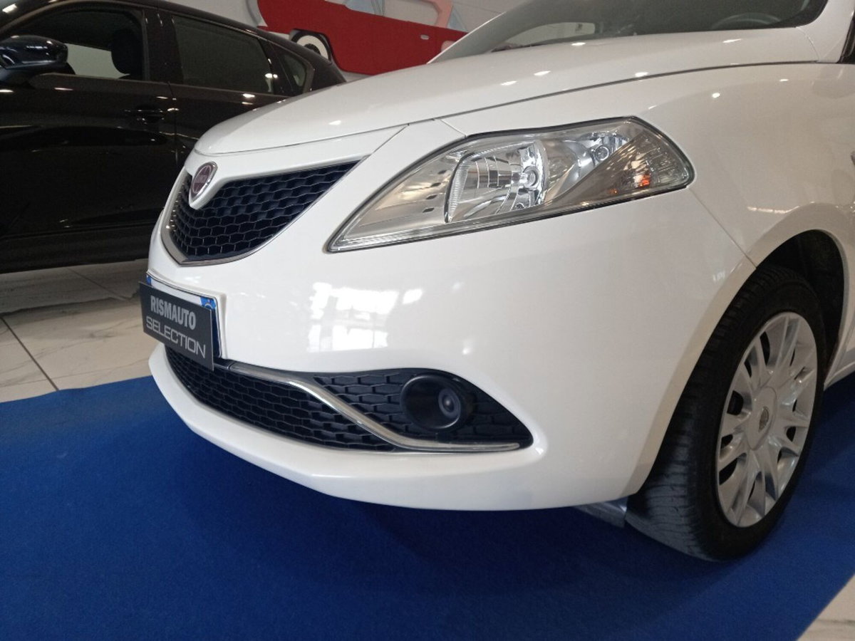Lancia Ypsilon 1.2 69 CV 5 porte Silver (2)