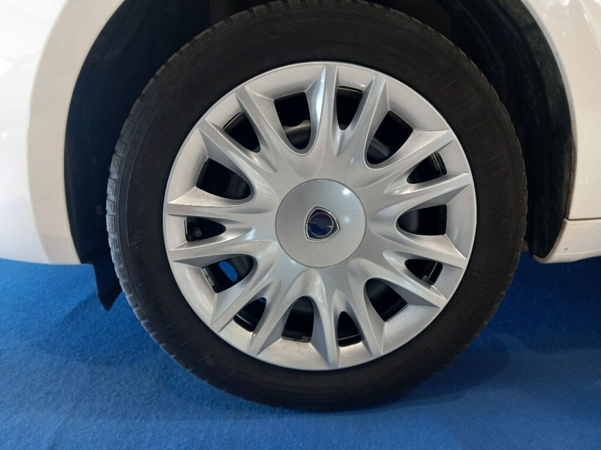 Lancia Ypsilon 1.2 69 CV 5 porte Silver (3)