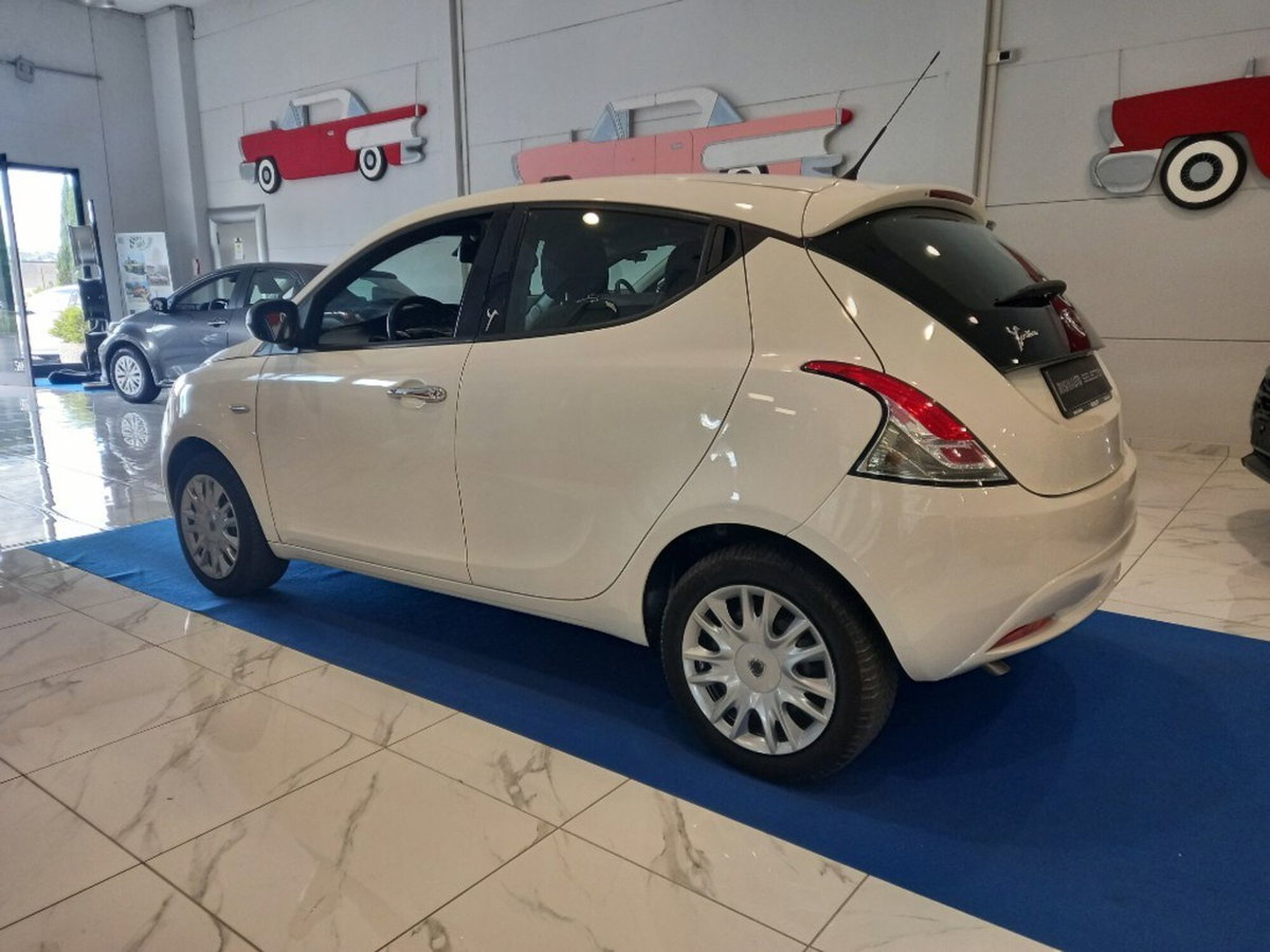 Lancia Ypsilon 1.2 69 CV 5 porte Silver (4)