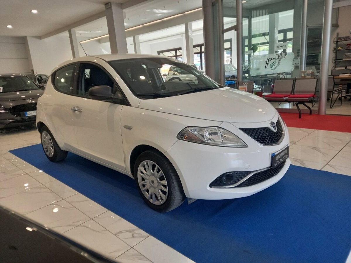 Lancia Ypsilon 1.2 69 CV 5 porte Silver (7)