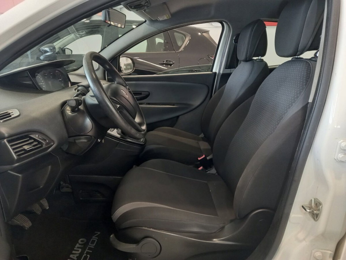 Lancia Ypsilon 1.2 69 CV 5 porte Silver (9)