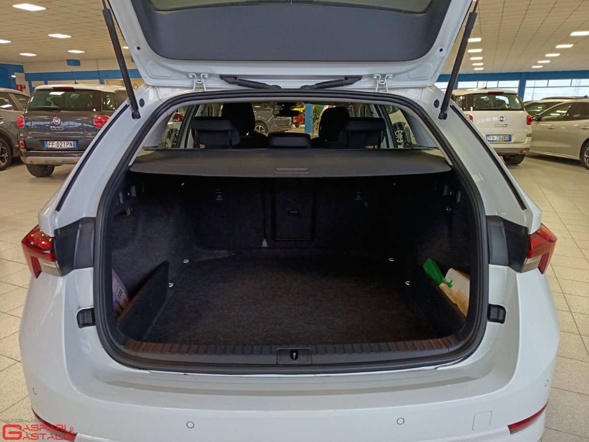 Skoda Octavia Station Wagon 2.0 TDI EVO SCR DSG Wagon Executive (5)