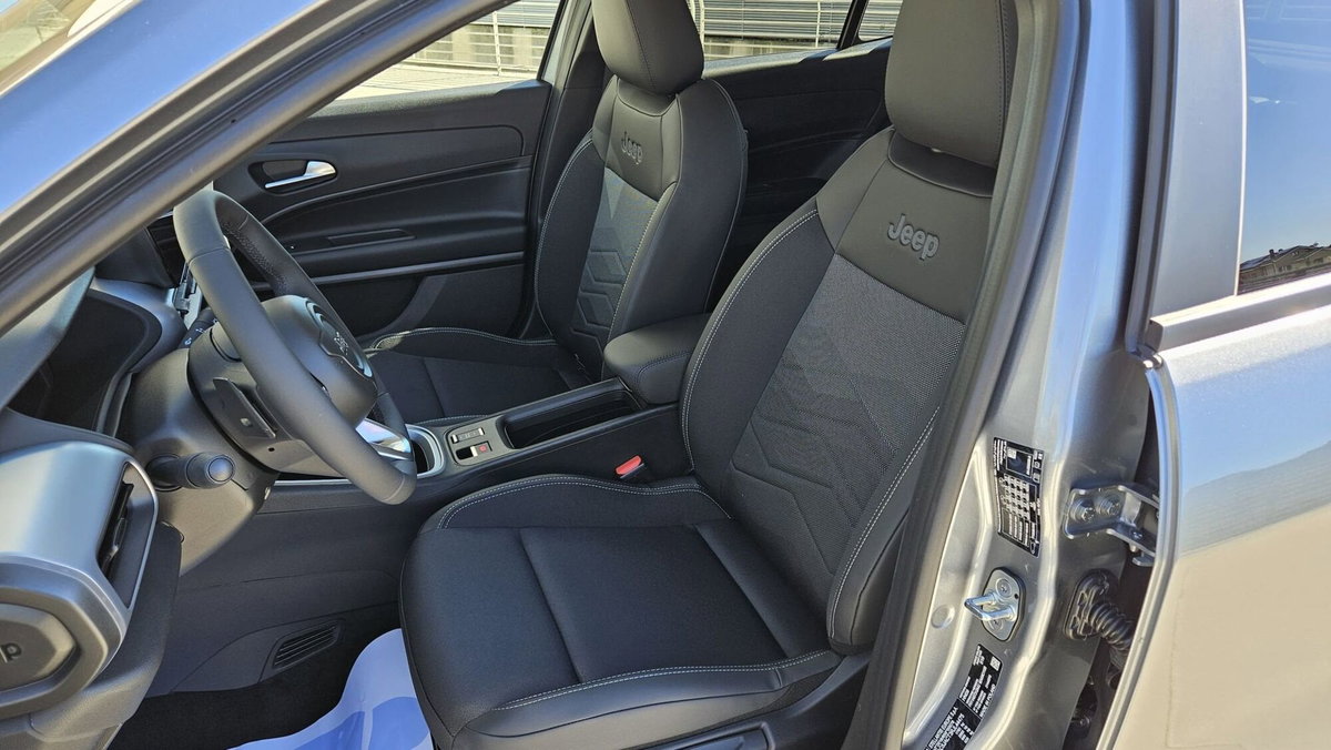 Jeep Avenger 1.2 turbo e-hybrid mhev Summit fwd 110cv edct6 (14)