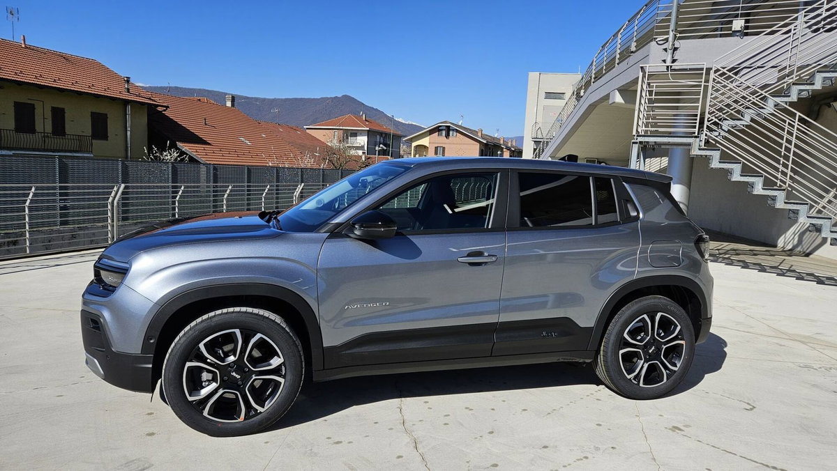 Jeep Avenger 1.2 turbo e-hybrid mhev Summit fwd 110cv edct6 (3)