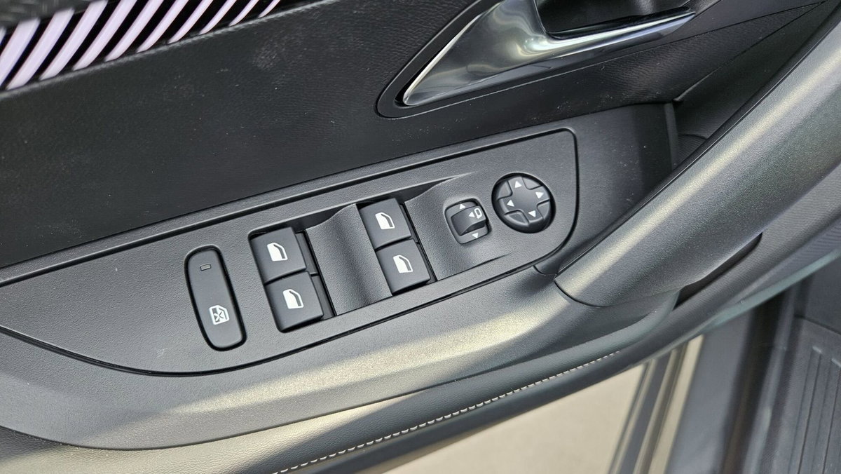Peugeot 2008 1.2 hybrid Allure 145cv e-dcs6 (19)