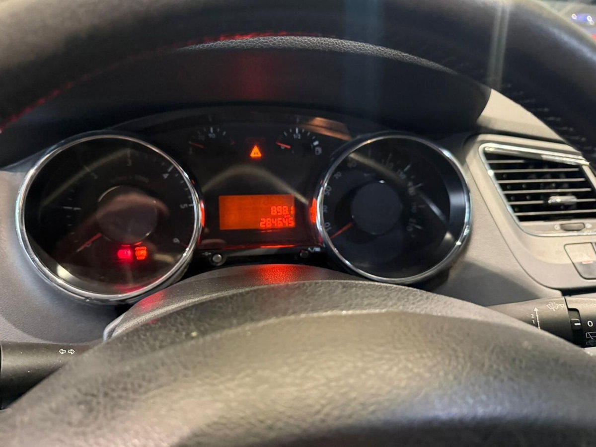 Peugeot 5008 1.6 HDi 115CV Business (8)