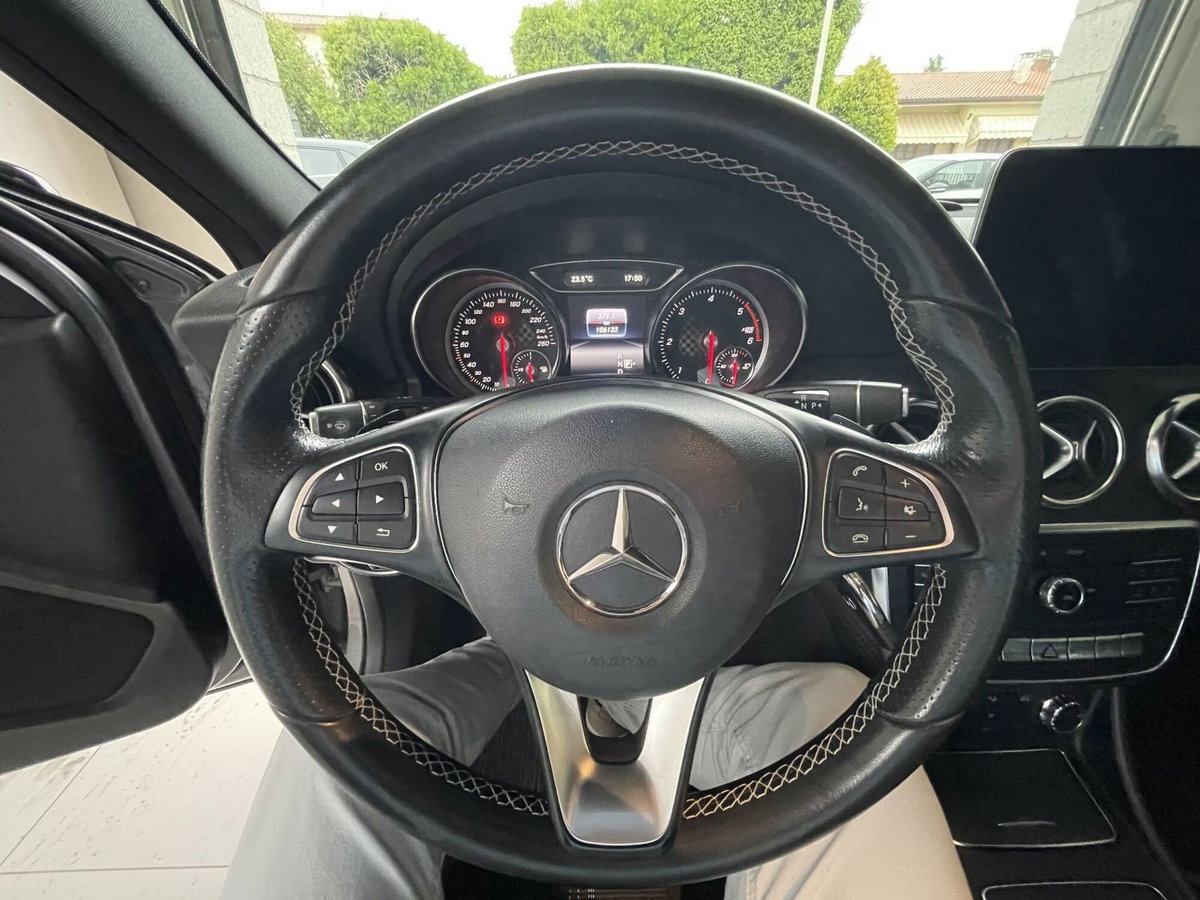 Mercedes-Benz Classe A 180 d Premium (13)