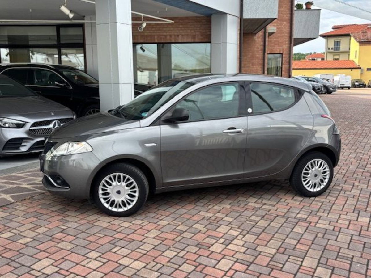 Lancia Ypsilon 1.2 69 CV 5 porte GPL Ecochic Gold (2)