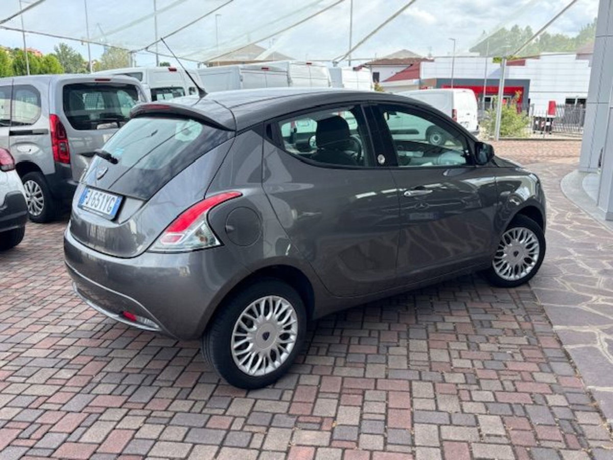 Lancia Ypsilon 1.2 69 CV 5 porte GPL Ecochic Gold (5)
