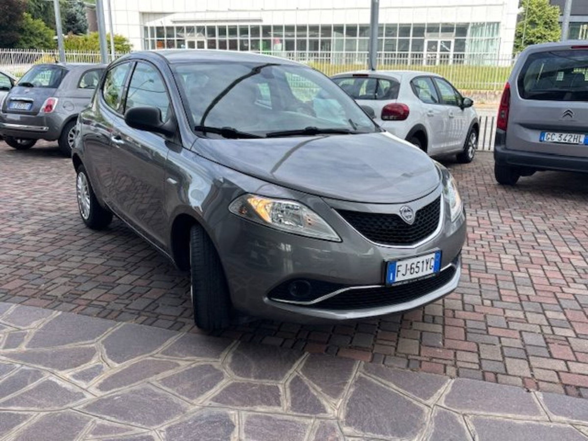 Lancia Ypsilon 1.2 69 CV 5 porte GPL Ecochic Gold (6)