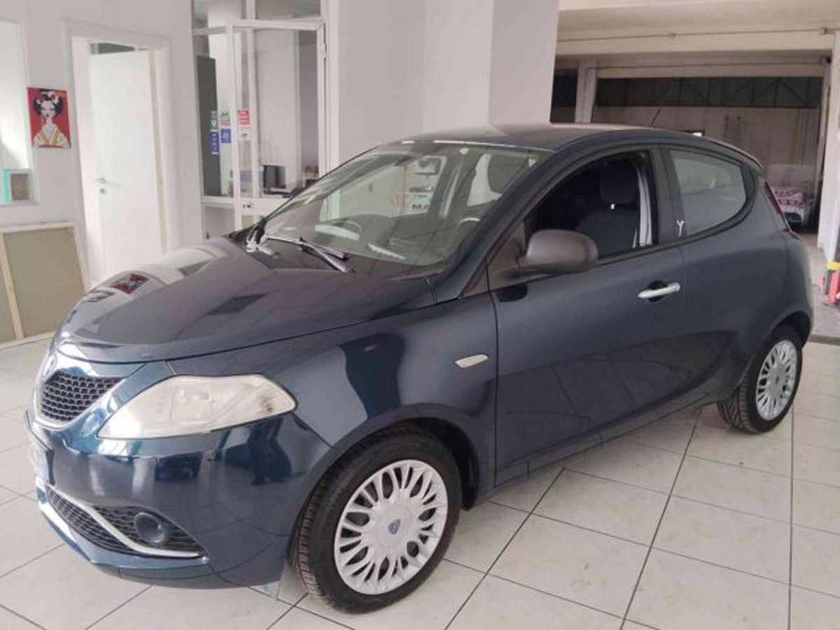 Lancia Ypsilon 1.2 69 CV 5 porte Gold (4)