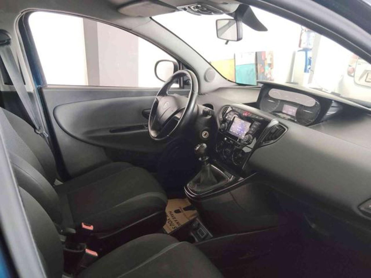 Lancia Ypsilon 1.2 69 CV 5 porte Gold (8)