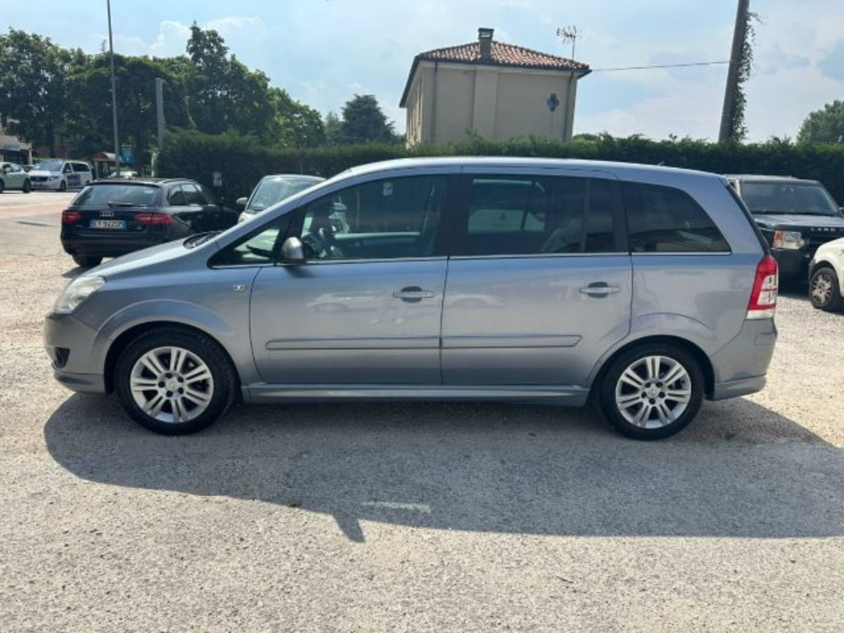 Opel Zafira 1.6 16V VVT Enjoy (2)