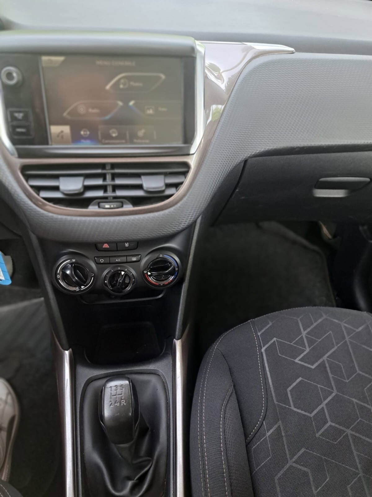 Peugeot 2008 e-HDi 92 CV Stop&Start Allure (17)