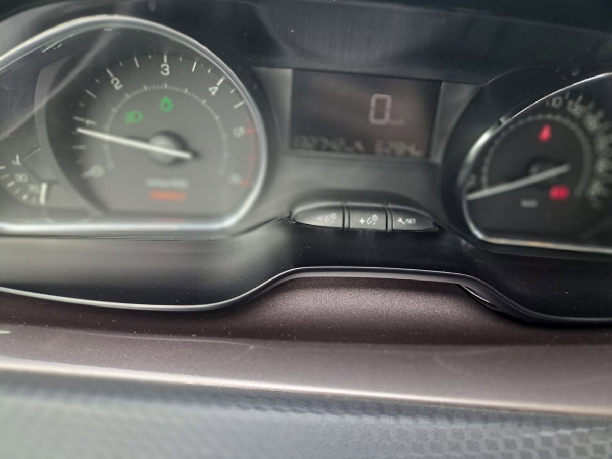 Peugeot 2008 e-HDi 92 CV Stop&Start Allure (18)