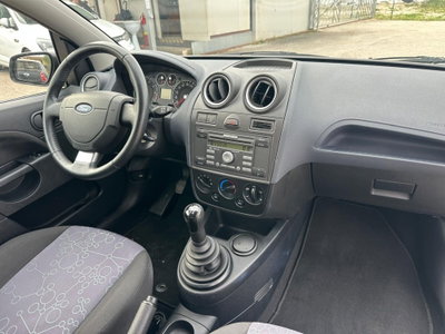Ford Fiesta 1.2 16V 5p. Ghia (14)